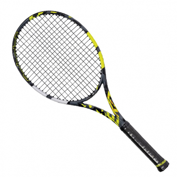 Raqueta firmada Carlos Alcaraz. Marca Babolat, modelo Pure Aero 88, con doble firma de Carlos Alcaraz.