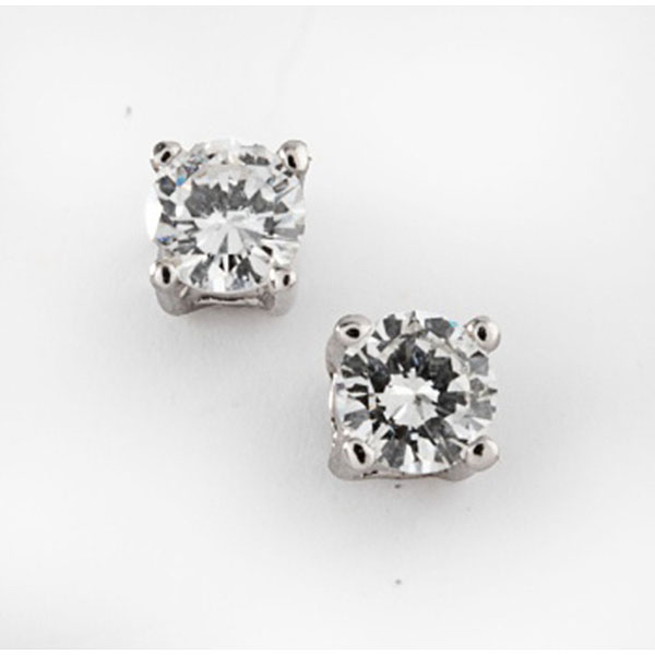 Pendientes solitarios en oro blanco con diamantes talla brillante con un peso total de 0,45 cts.