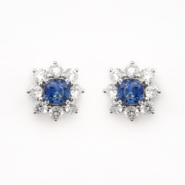 Pendientes roset&oacute;n en oro blanco con zafiro azul talla coj&iacute;n orlado por diamantes talla brillante.