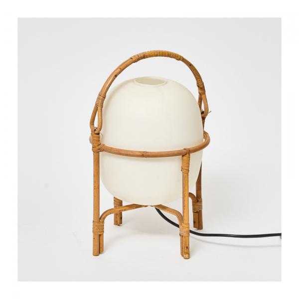 Miguel Milá Sagnier (Barcelona, 1931-2024) para Tramo y Polinax. Lámpara modelo «Cesta» de sobremesa en caña de manila barnizada y globo oval de polipropileno, edición de c.1960.