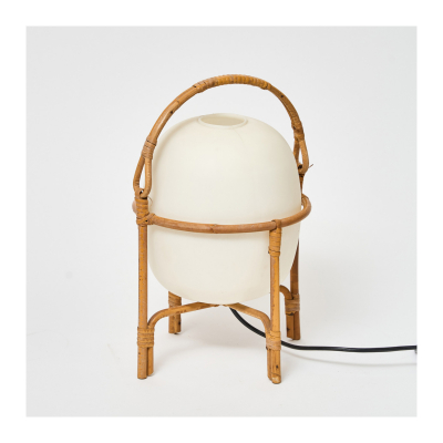 Miguel Milá Sagnier (Barcelona, 1931-2024) para Tramo y Polinax. Lámpara modelo «Cesta» de sobremesa en caña de manila barnizada y globo oval de polipropileno, edición de c.1960.