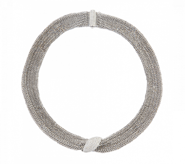 Collar de malla tubular flexible a modo de tejido, con centro de hoja oblícua de pavé de brillantes, y barra curva de pavé de brillantes como cierre. 
