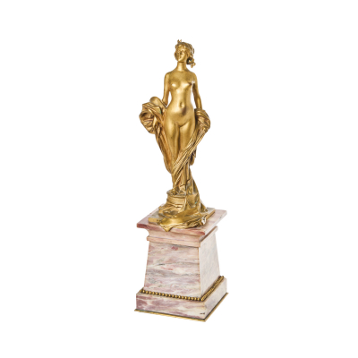 Auguste Seysses (Toulouse, Francia, 1862-1946)  Phryné.  Escultura en bronce dorado sobre peana en mármol. Firmada.