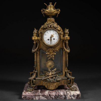 Reloj de sobremesa francés estilo Luís XVI en bronce dorado de finales del siglo XIX