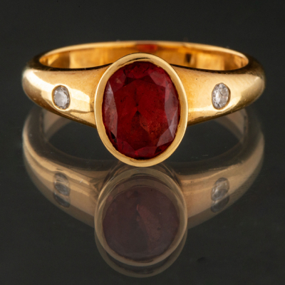 Anillo montado en oro amarillo de 18 kt con topacio central
