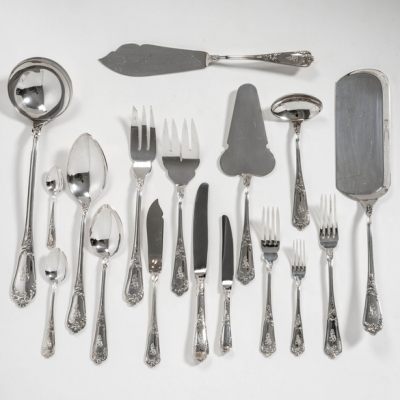 Cuberter&iacute;a de doce servicios en plata espa&ntilde;ola y punzonada del siglo XX.