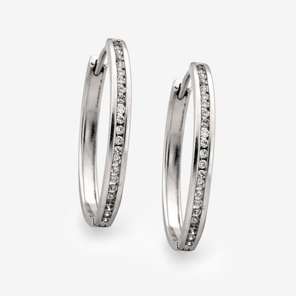 Pendientes de aro en oro blanco con fila de diamantes talla brillante con un peso total de 0,20 cts. aprox.