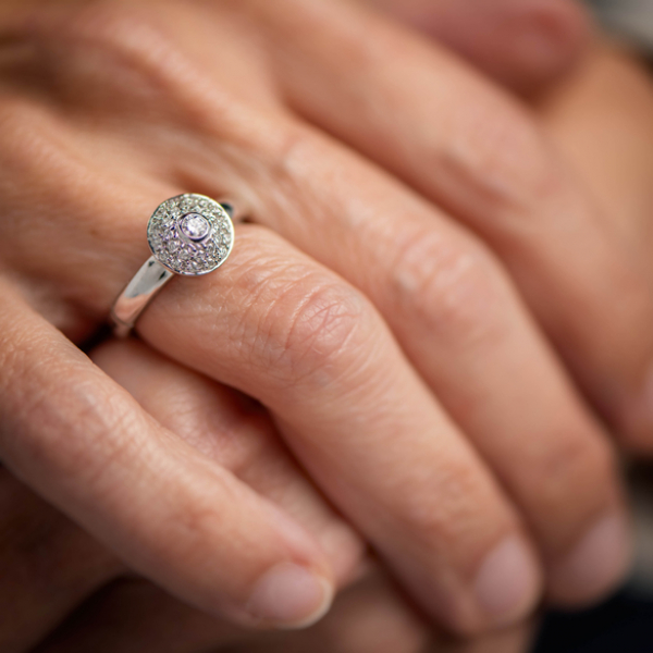 Anillo en oro blanco de 18kt en forma de rosetón con brillantes