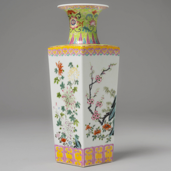 Jarrón en porcelana china familia rosa. Trabajo chino del siglo XX.