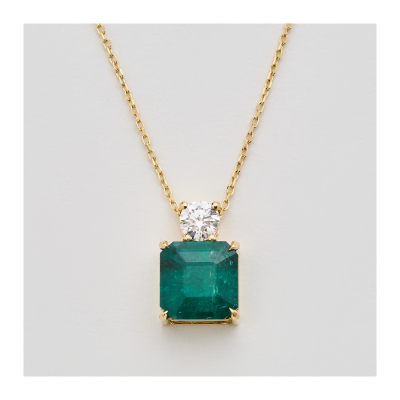 Colgante en oro con esmeralda de Zambia talla octogonal coronada por diamante talla brillante.