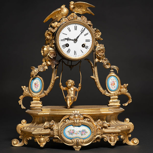 Reloj de sobremesa francés en bronce dorado estilo Luis XVI del siglo XIX