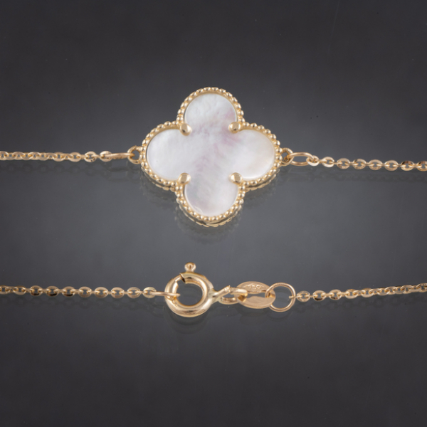 Pulsera en oro amarillo de 18 kt con colgante en forma de trébol con aplicaciones en nácar.