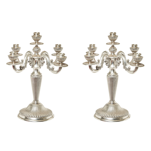 Pareja de candelabros de cinco luces en plata española punzonada con decoración gallonada y de acantos, s.XX.