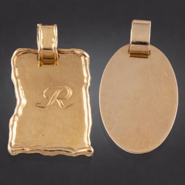 Conjunto de dos medallas en oro amarillo de 18 kt.