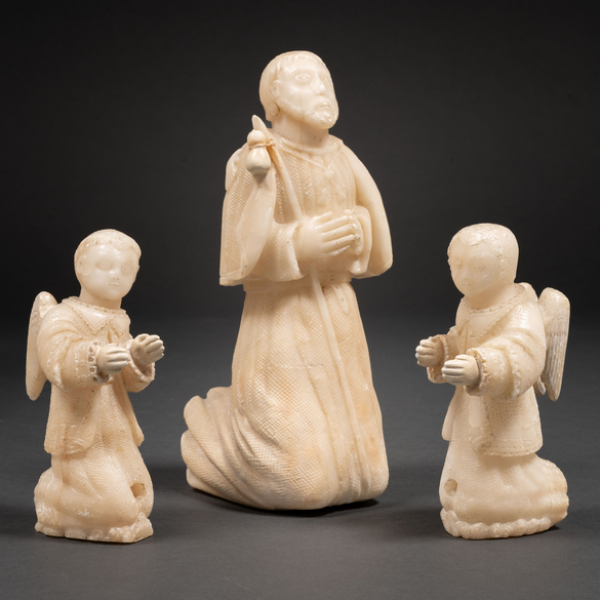 "Santiago en actitud orante flanqueado con pareja de ángeles alados" Trabajo Colonial del siglo XVIII-XIX, tres esculturas talladas en piedra huamanga.