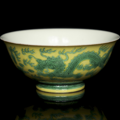 Cuenco de porcelana policromado "Dragones", dinast&iacute;a Qing. 