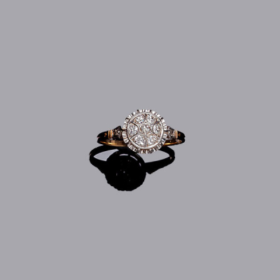 Sortija vintage en oro amarillo con centro en rosetón de limpios y blancos diamantes, talla brillante antigua,  