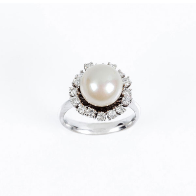 Sortija en oro blanco, con una perla australiana, 10.1 mm, y orla de limpios y blancos diamantes, talla brillante en garras