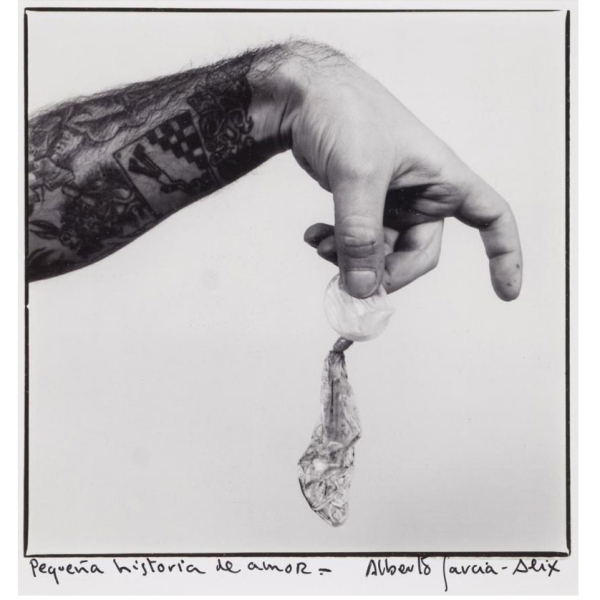 Alberto Garc&iacute;a Alix. "Peque&ntilde;a historia de amor (1994)". Fotograf&iacute;a en blanco y negro sobre papel. Firmada.
