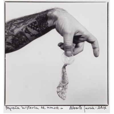 Alberto Garc&iacute;a Alix. "Peque&ntilde;a historia de amor (1994)". Fotograf&iacute;a en blanco y negro sobre papel. Firmada.