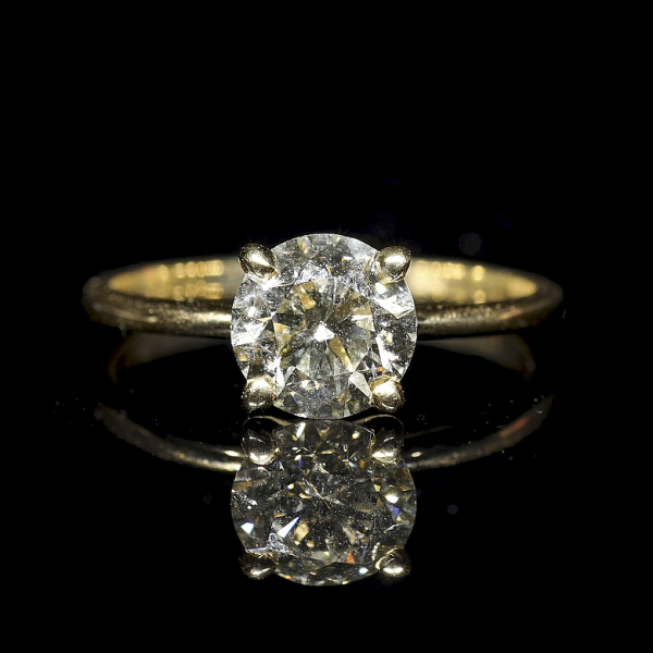 Anillo solitario realizado en oro amarillo de 14 k. y diamante natural en talla brillante redonda de 1,52 ct, color Fancy Gray Green Yellow 