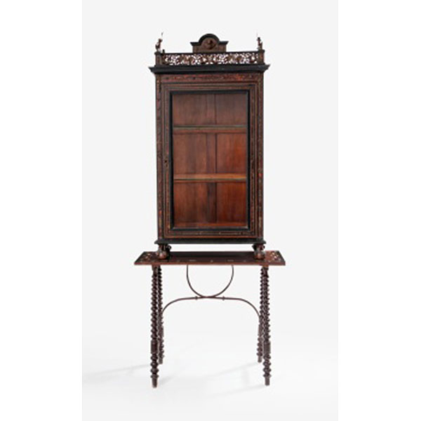 Vitrina bargueñera en madera de palosanto, carey e incrustaciones en hueso con remates y barandilla en metal.