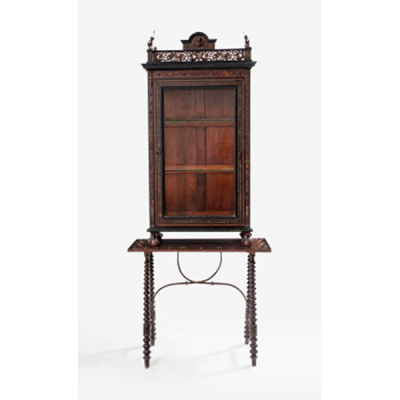 Vitrina bargueñera en madera de palosanto, carey e incrustaciones en hueso con remates y barandilla en metal.