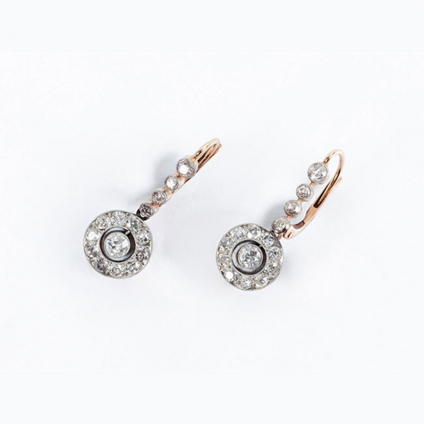 Bellos pendientes largos, antiguos, en oro rosa 18 K y limpios y blancos diamantes 
