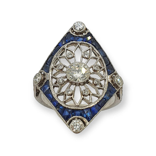 Gran sortija Art Déco en platino con un diamante central talla brillante de aprox. 0,5ct, zafiros cortados a medida y diamantes talla brillante.