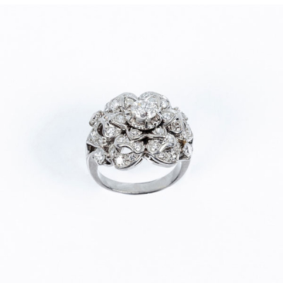 Elegante sortija vintage en montura de platino, con un diamante talla brillante central