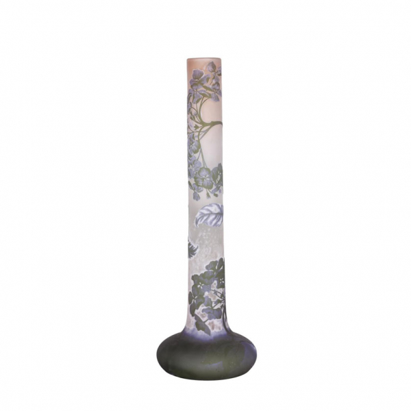 Émile Gallé. Jarrón en vidrio camafeo tallado y grabado al ácido. Firmado en la parte inferior. Circa 1900.