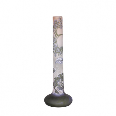 &Eacute;mile Gall&eacute;. Jarr&oacute;n en vidrio camafeo tallado y grabado al &aacute;cido. Firmado en la parte inferior. Circa 1900.