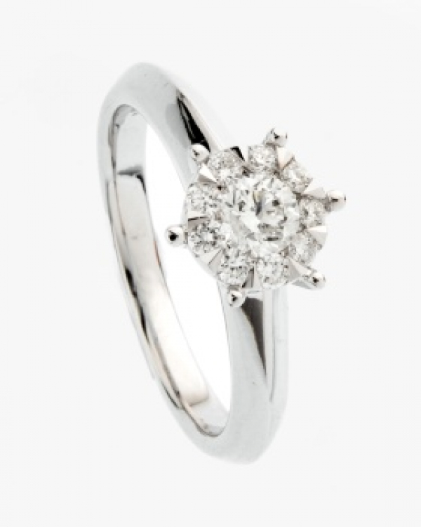 Sortija en oro blanco con diamante talla brillante central y orla de diamantes talla brillante