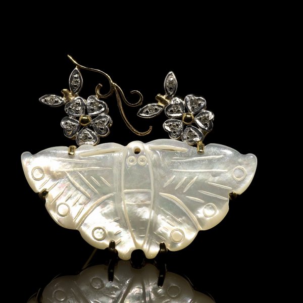 Broche con forma de mariposa en oro de 18K, nácar y diamantes. 