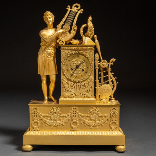 "Apolo" Reloj de sobremesa francés época restauración en bronce dorado al mercurio. Trabajo francés, h. 1820-30