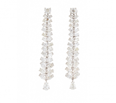 Pendientes largos de perillas de diamantes con diseño de parejas de perillas de tamaño creciente y montura de platino.