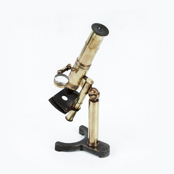 Pequeño microscopio científico, del s. XIX, con base de hierro forjado y cuerpo de latón dorado.