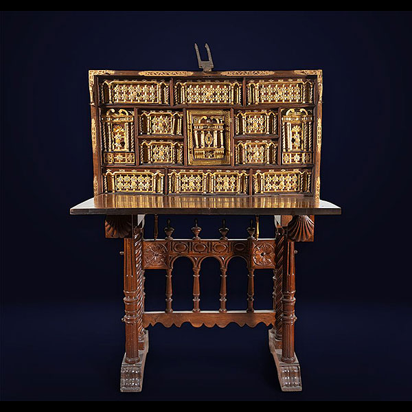 Bargueño salmantino con tapa central que descubre numerosas gavetas con taraceas en hueso tallado, España, siglo XVII.