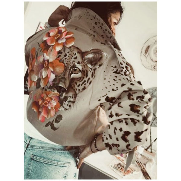 SOLO YOY. &quot;Jaguar floral&quot; Colección FLORA, 2024.  Acuarela pintada a mano sobre gabardina.