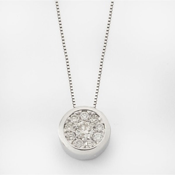 Cadena y colgante en oro blanco con diamante talla brillante central y 9 diamantes talla brillante alrededor  con un peso total de 0,58 cts. aprox.