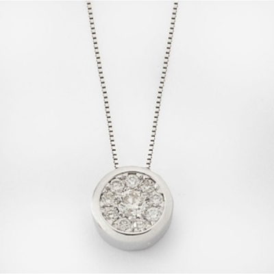 Cadena y colgante en oro blanco con diamante talla brillante central y 9 diamantes talla brillante alrededor  con un peso total de 0,58 cts. aprox.