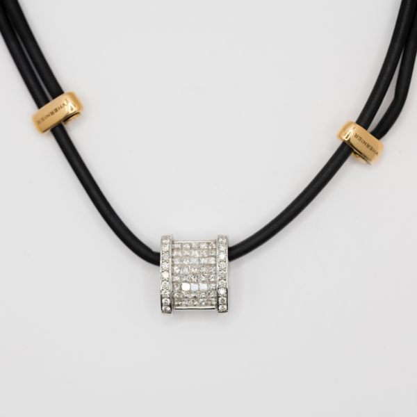 Gargantilla de cord&oacute;n de caucho con cierre corredero y colgante dise&ntilde;o cuadrado en oro blanco con diamantes talla brillante.