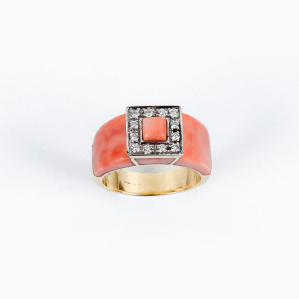 Bonito anillo vintage de estilo 'art-decó' en sólida montura de oro amarillo 18 K con diamantes naturales e incrustaciones de coral rosa.