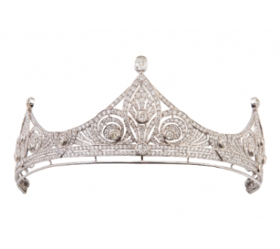Diadema de brillantes y diamantes con diseño de flor de lis central coronado por un brillante talla cojín, y dos laterales