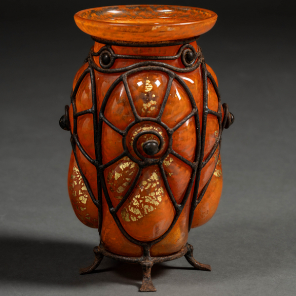 Daum nancy &amp; Louis Majorelle (1859-1926) Vaso en vidrio color naranja con decoración en dorado con estructura en hierro forjado.