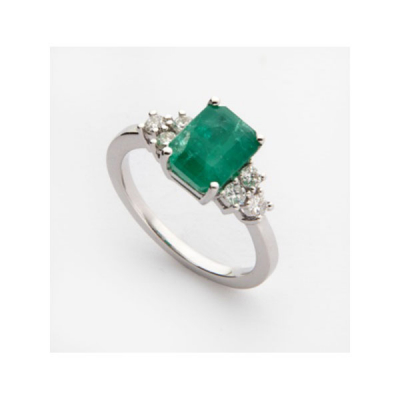 Sortija en oro blanco con esmeralda central y 3 diamantes talla brillante a cada lado, con un peso total de 0,38 cts. aprox.