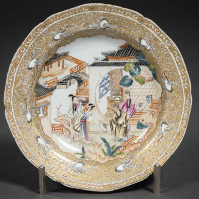 Plato en porcelana china dinastía Qing (1644-1912).  Decorado con cigüeñas y nubes en dorado pintado a mano.