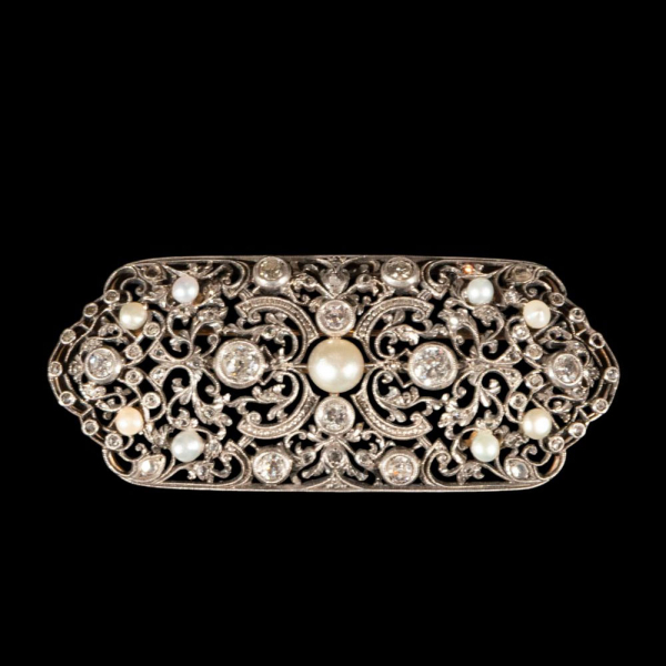 Broche antiguo en oro amarillo 18 k ornamentado con diamantes talla antigua y perlas finas.