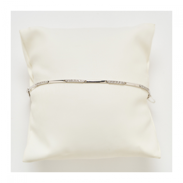 Pulsera en oro blanco con barritas lisas y de diamantes talla brillante alternadas. Peso diamantes: 0,30 ct. aprox.