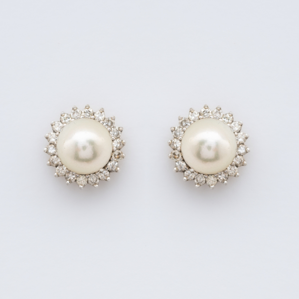 Pendientes rosetón en oro blanco con perla cultivada de 8,5 mm. orlada por diamantes talla brillante.